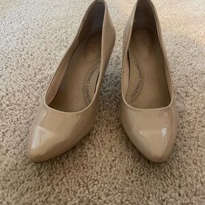 Jellypop Cushioned Nude Patent Leather Pumps